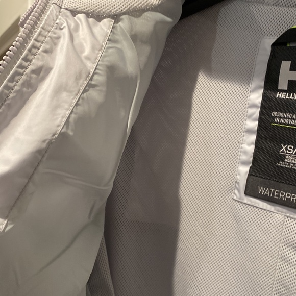 NEW Helly Hansen Women’s Waterproof Jacket - Picture 8 of 9